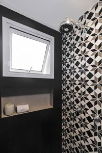 BANHEIRO PRETO COM REVESTIMENTO MODERNO